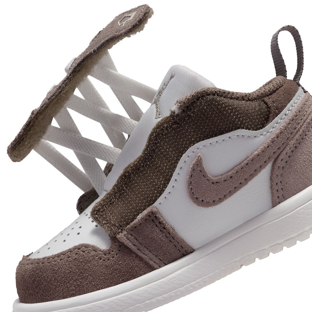 Y Jordan 1 Low Alt DR9747-026